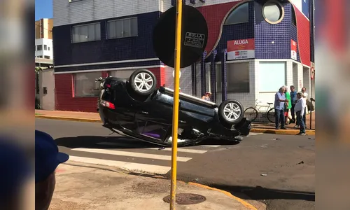 Capotamento na área central de Apucarana deixa mulher ferida 