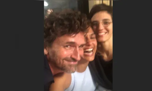 
							Camila Pitanga comemora véspera de Natal com ex-marido e namorada
						
						