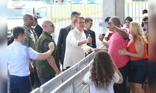 Bolsonaro volta a surpreender turistas na Praça dos Três Poderes