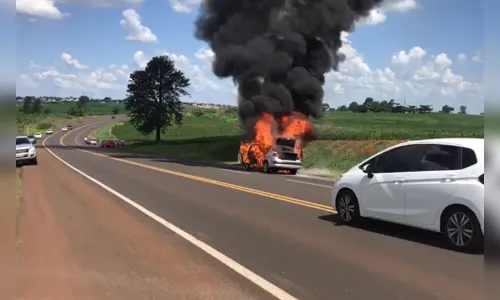 Carro pega fogo na estrada entre Jandaia do Sul e Cambira; assista ao vídeo 