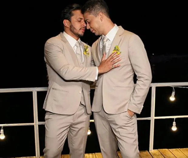 Carlinhos revela motivo de não ter beijado o marido no casamento