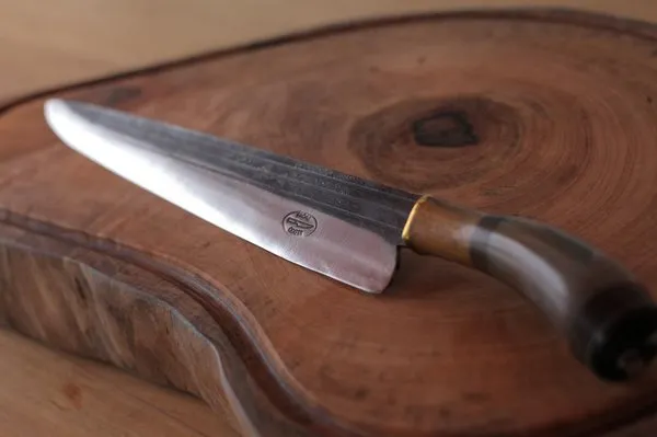 Pedreiro usa faca de churrasco para manter idosa como refém por quatro horas