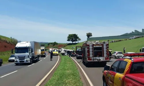 Segundo a polícia, Kombi cruzou o canteiro central e bateu de frente com a caminhonete. Foto: Polícia Rodoviária Federal