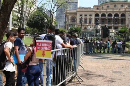 Segundo o IBGE, a taxa de desocupação caiu 0,7 ponto percentual no trimestre de junho a agosto. (Foto: Rovena Rosa/Agência Brasil)