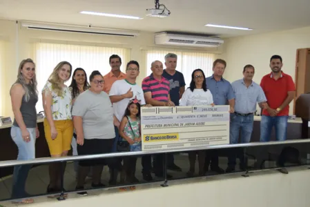 A entrega do cheque simbólico aconteceu no plenário da Câmara de Vereadores. (Foto: Ivan Maldonado)