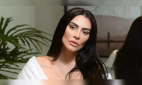 Cleo impressiona ao empinar bumbum em clique na piscina: ''Saudação ao sol''