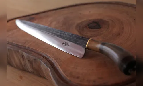 Pedreiro usa faca de churrasco para manter idosa como refém por quatro horas