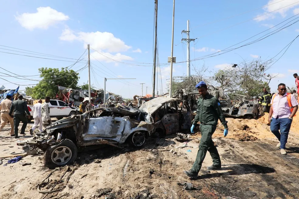 Carro-bomba deixa dezenas de mortos e feridos na capital da Somália