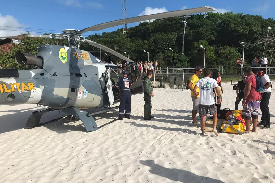 O uso do helicóptero Falcão 03 do Batalhão de Polícia Militar de Operações Aéreas (BPMOA), do Governo do Estado, salvou 13 vidas no Litoral do Paraná em sete dias, desde o início da Operação Verão Maior. (Foto: PMPR)