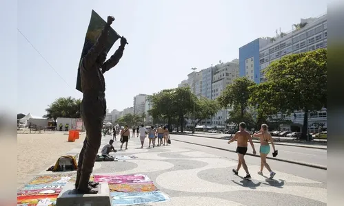 Calçadão de Copacabana ganha estátua em homenagem a Ayrton Senna