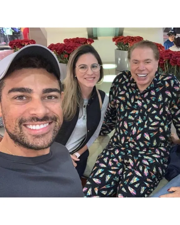 Silvio Santos é flagrado de pijama em shopping; veja