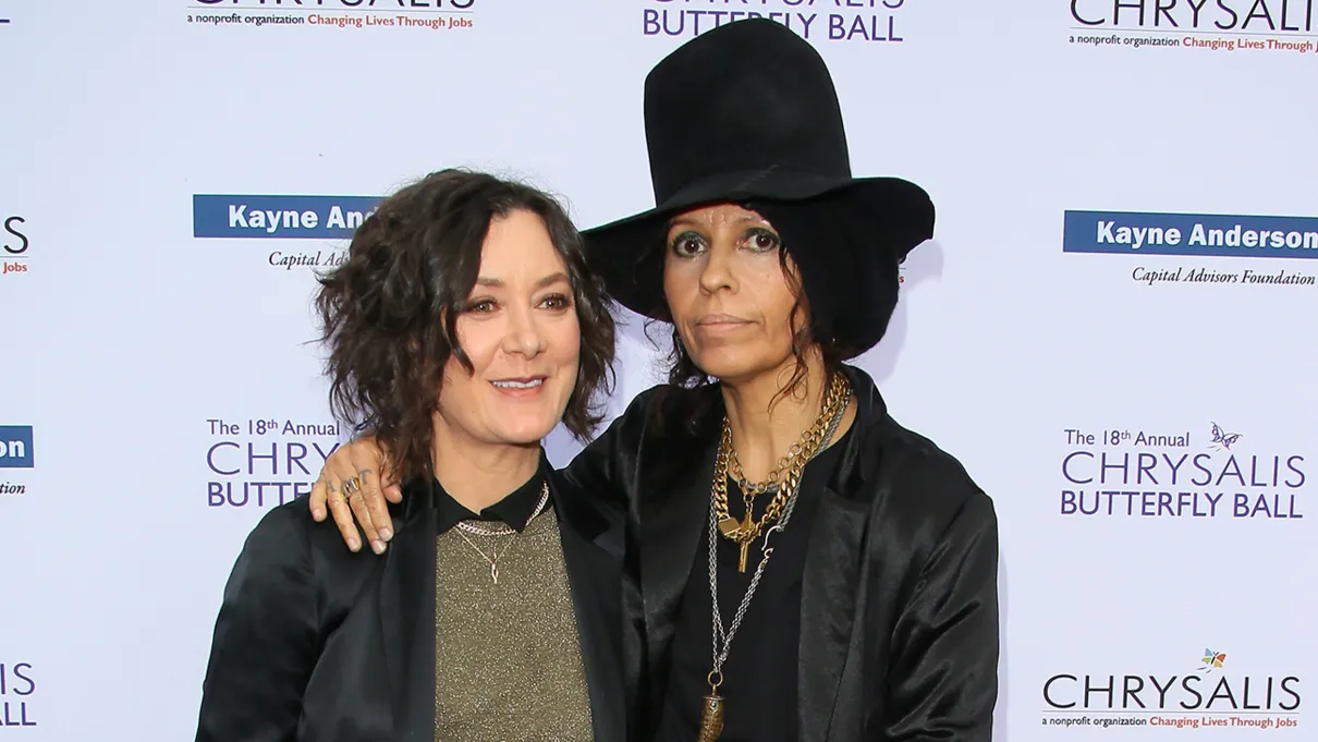 Sara Gilbert, de ‘Atypical’, pede divórcio da mulher Linda Perry