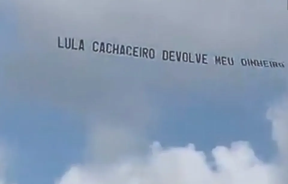Ex-presidente processa dono da Havan por faixa com os dizeres "Lula cachaceiro devolve meu dinheiro"