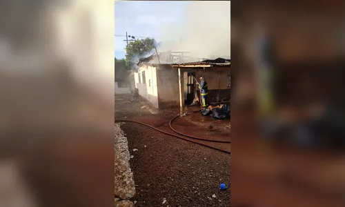 Incêndio destrói casa na região central de Arapongas