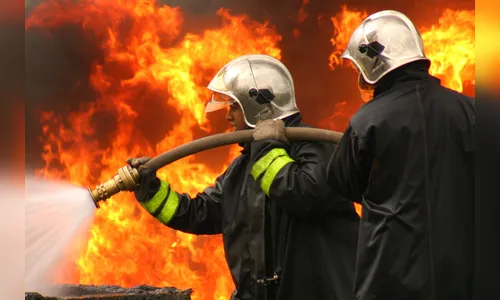 Adolescente incendeia casa com amiga dentro, em Umuarama