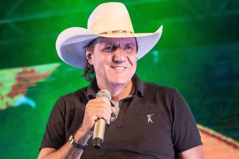 Vídeo mostra momento em que cantor sertanejo tem infarto e morre no palco