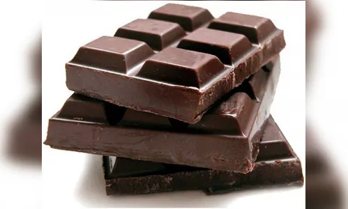 Homem é preso após furtar cinco barras de chocolate em supermercado