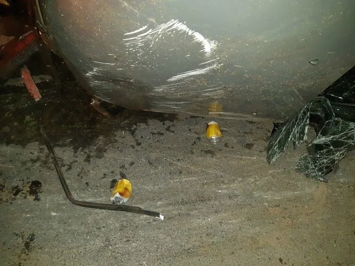Latas de cerveja foram encontradas dentro do veículo em Irati (PRF/Divulgação)
