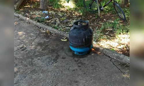 
							Homem que estava dentro de carro morre após botijão de gás explodir, em Londrina
						
						