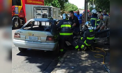 
							Homem que estava dentro de carro morre após botijão de gás explodir, em Londrina
						
						