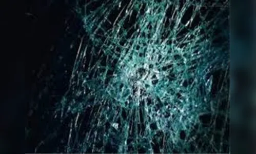 Homem surta e atira pedras no carro da ex-mulher, em Jandaia do sul