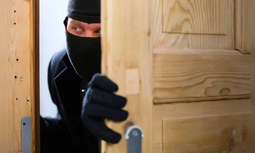 Família volta de viagem e encontra casa arrombada, em Arapongas 