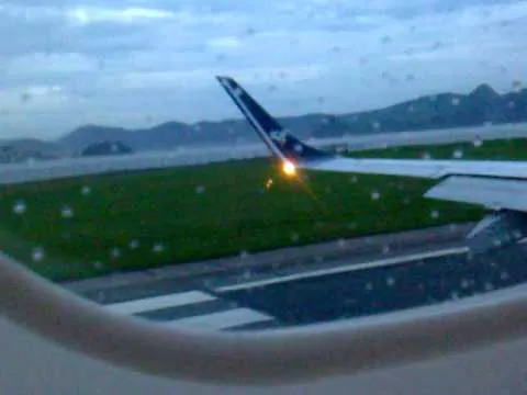 Chuva invade aeroporto de Guarulhos, em SP