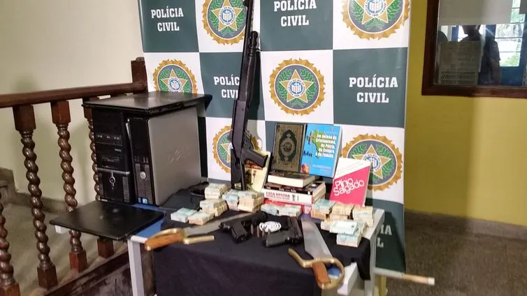 Armas, dinheiro e livros apreendidos em operação da polícia contra suspeito de ataque contra a produtora Porta dos Fundos - Cristina Índio do Brasil/Agência Brasil