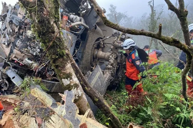 Helicóptero militar de Taiwan cai causando oito mortes