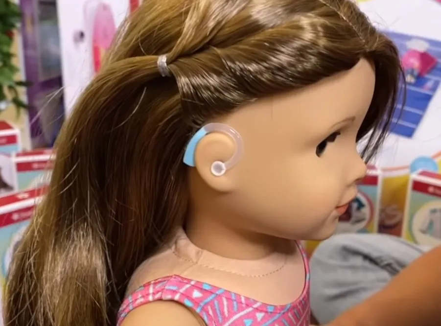 Fábrica de brinquedos anuncia boneca com 'perda auditiva'