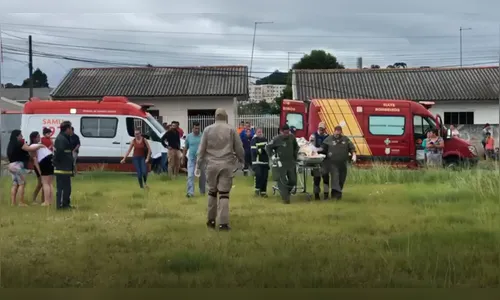Portão cai e atinge cabeça de criança; menina está em estado grave