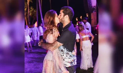 Cíntia Dicker compartilha foto de beijo em Pedro Scooby e comemora: ''Melhor ano novo da vida''