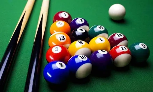 Mulher bêbada atira bolas de bilhar e causa danos em bar 