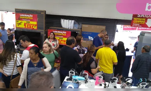 Consumidores aproveitam ‘saldão’ nesta sexta-feira