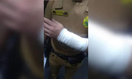 Policiais arriscam a vida para resgatar idosa que dormia em casa tomada pelo fogo