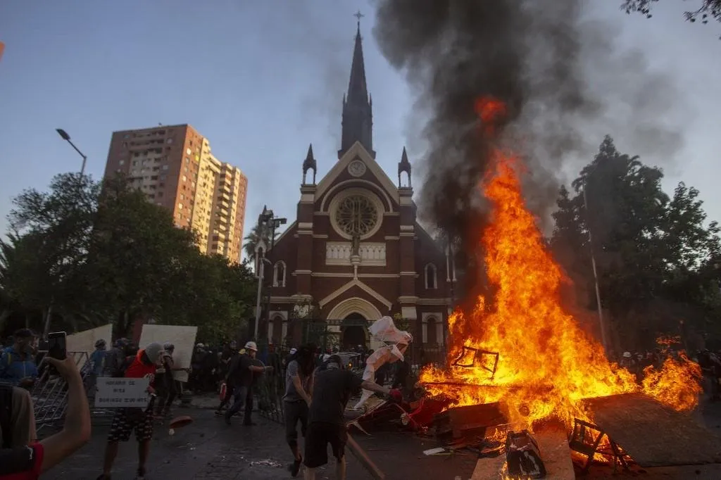 Igreja é incendiada no primeiro protesto do ano no Chile