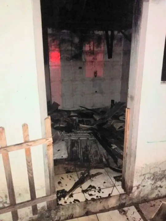 Jovem é preso após atear fogo na própria casa; ele afirma que foi acidente