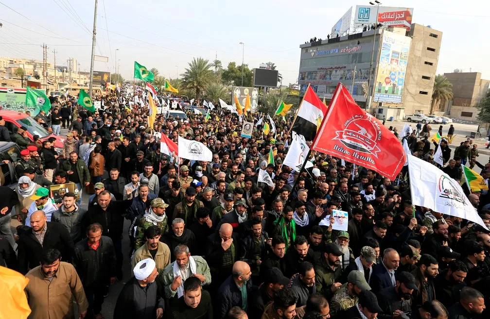 Milhares de pessoas se reúnem em Bagdá em procissão para general Suleimani