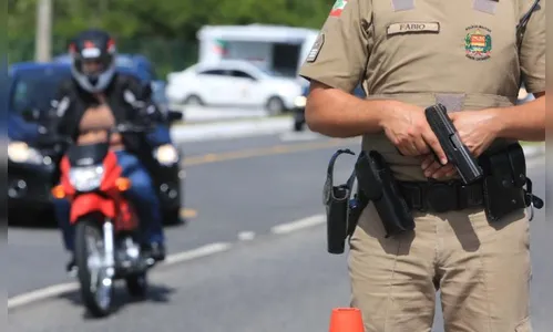 Policiais são condenados por agredir família após urinar na porta de sua casa