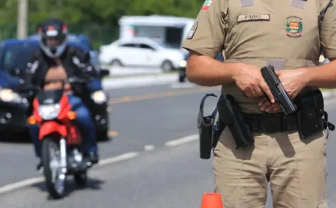 Policiais são condenados por agredir família após urinar na porta de sua casa