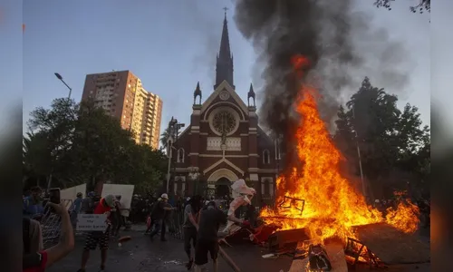 Igreja é incendiada no primeiro protesto do ano no Chile