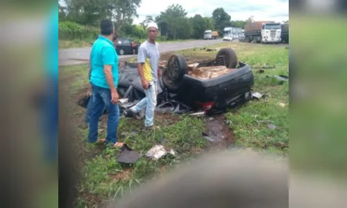 
							Acidente entre carro e carreta mata dois casais e uma criança na BR-153 
						
						