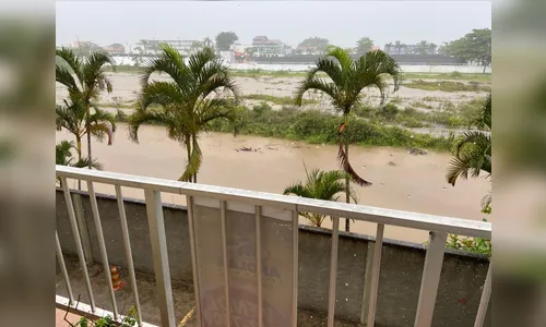 Chuva alaga ruas e causa transtornos no litoral