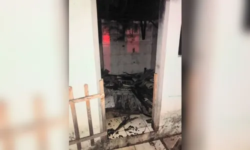 Jovem é preso após atear fogo na própria casa; ele afirma que foi acidente