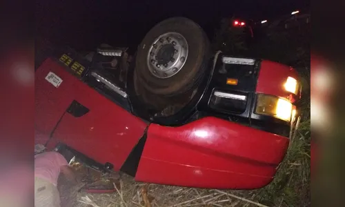 Caminhão tomba e deixa motorista preso entre as ferragens, em Manoel Ribas