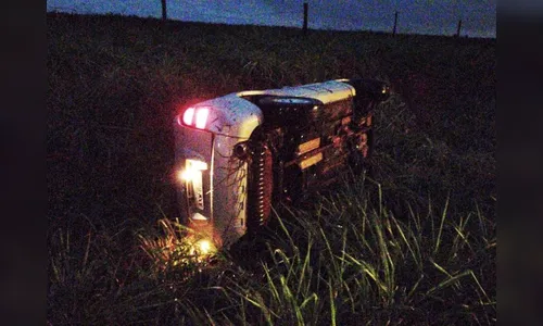 Mulher capota carro na PR-444 em Arapongas 