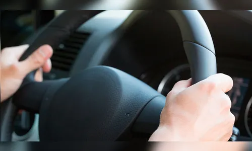 Motorista de aplicativo abandona passageiros e foge levando pertences 