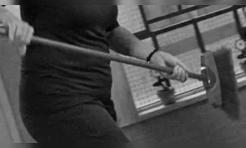 Marido chega de festa e é recebido com golpes de vassoura pela esposa