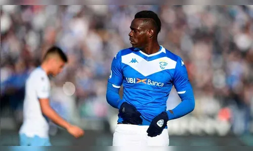 Balotelli critica torcedores da Lazio por abusos raciais: 'Tenham vergonha