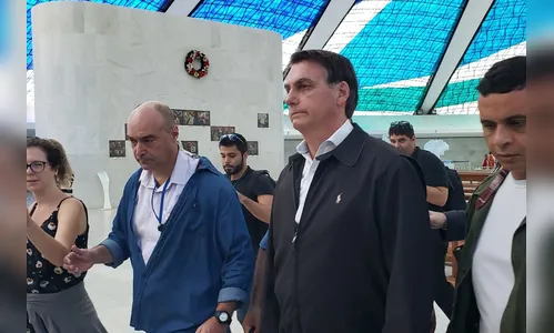 Bolsonaro visita general e vai à catedral em Brasília